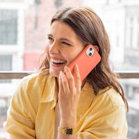 Accezz Liquid Silikoncase mit MagSafe für das Apple iPhone 14 - Nektarine