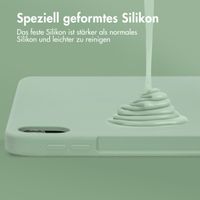 Accezz Liquid Silicone Back Cover mit Stifthalter für das iPad Air 11 Zoll (2024) M2 / Air 5 (2022) / Air 4 (2020) - Hellgrün