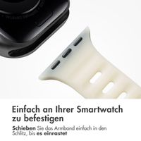 imoshion Active Sport Silikonarmband für die Apple Watch Series 1-10 / SE / Ultra (2) (44/45/46/49 mm) - Leuchtet im Dunkeln