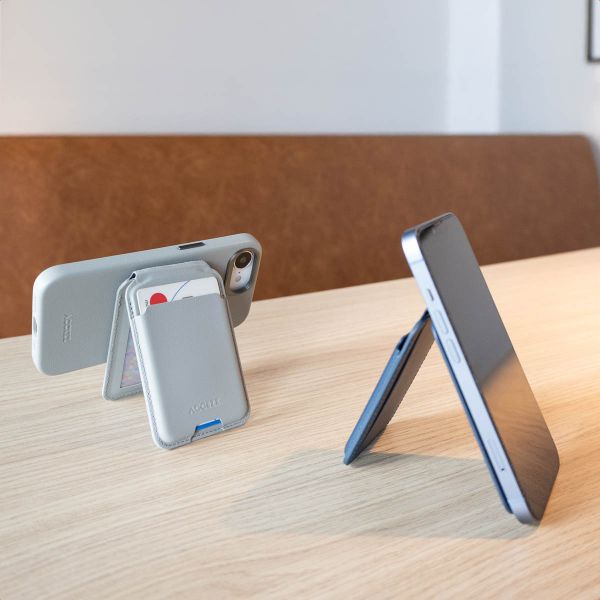Accezz Leder-Wallet mit Standfunktion - Geeignet für MagSafe und Qi2 - Light Grey