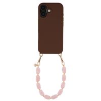 Selencia Rivièra MagSafe Backcover mit abnehmbaren Haken für das Apple iPhone 16 - Choco Brown + Satin Crush Handykette - Cosmic Candy