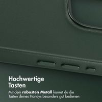 Accezz MagSafe Leather Backcover für das iPhone 15 Pro - Cedar Green