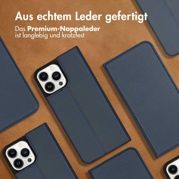 Accezz Premium Leather Slim Klapphülle für das iPhone 13 Pro Max - Dunkelblau