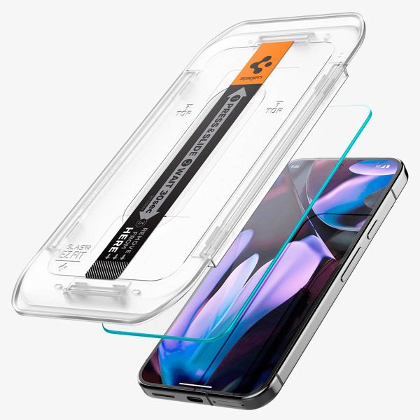 Spigen GLAStR Fit Displayschutzfolie + Applicator für das Google Pixel 9 / 9 Pro