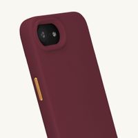 Selencia Rivièra Backcover mit MagSafe mit abnehmbaren Haken Apple iPhone 17e / 16e - Bold Burgundy