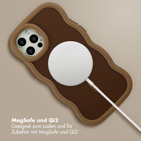 Selencia Wavy Backcover mit MagSafe Apple iPhone 12 (Pro) - Mocha Brown