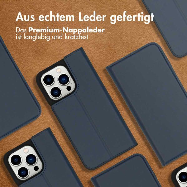 Accezz Premium Leather Slim Klapphülle für das iPhone 14 Pro - Dunkelblau