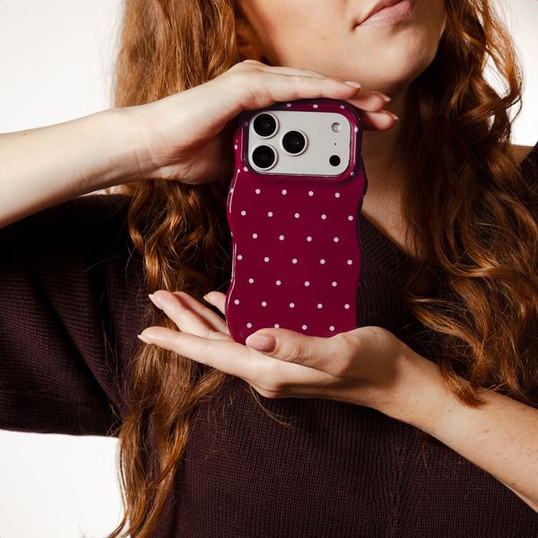 Selencia Vivid Wavy Backcover mit MagSafe Samsung Galaxy A37 (5G) - Happy Dots Burgundy