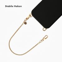 Selencia Rivièra MagSafe Backcover mit abnehmbaren Haken für das Apple iPhone 14 / 13 - Velvet Black + Sleek Chain Handykette - Gold