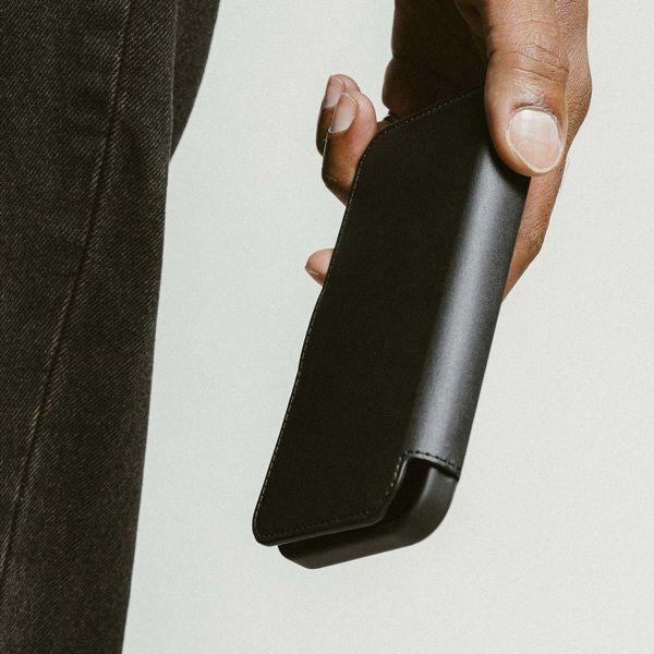 Nomad Modern Leather Folio Klapphülle für das iPhone 16 Pro - Black