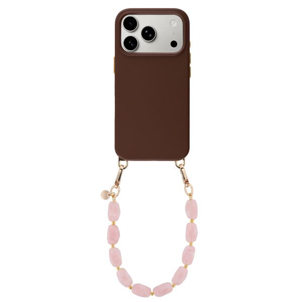 Selencia Rivièra MagSafe Backcover mit abnehmbaren Haken für das Apple iPhone 17 Pro Max - Choco Brown + Satin Crush Handykette - Cosmic Candy