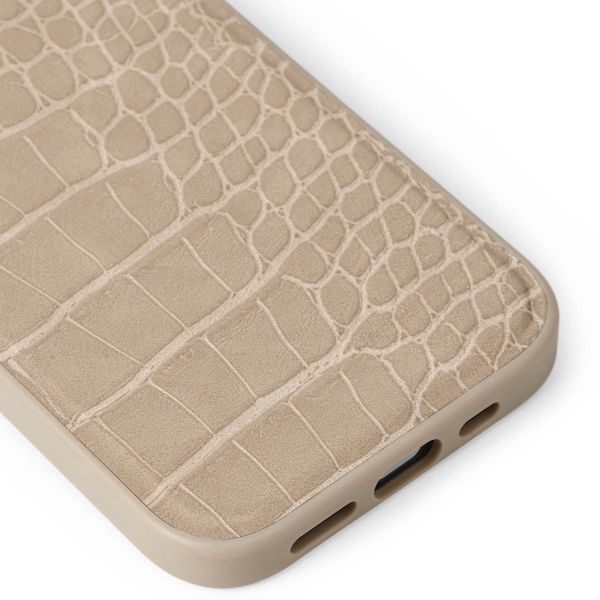 iDeal of Sweden Vegan Leather Back Cover für das iPhone 15 / 14 / 13 - Warm Beige Croco