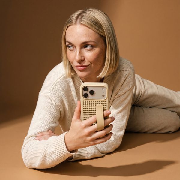 Callbuddy Hülle mit Strap Apple iPhone 17 Pro - Sand Glow