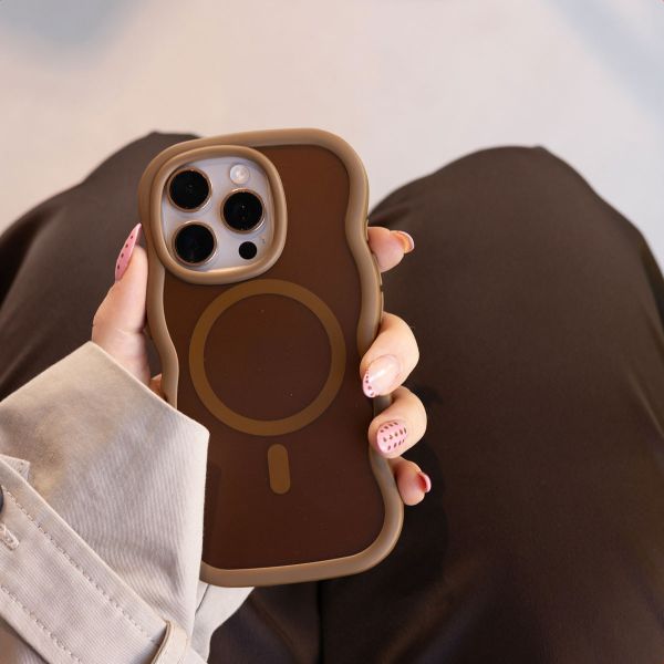 Selencia Wavy Backcover mit MagSafe Samsung Galaxy S25 / S24 - Mocha Brown