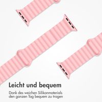 imoshion Silikon-Magnetarmband für die Apple Watch Apple Watch Series 1 bis 9 / SE (38/40/41 mm) | Series 10 (42 mm) - Rosa / Weiß