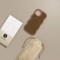 Selencia Wavy Backcover mit MagSafe Apple iPhone 15 - Mocha Brown