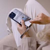 Selencia Nova Croco HandyHülle mit Kordel und Kartenhalter Samsung Galaxy S24 - Silber