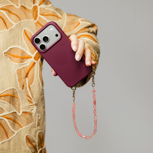 Selencia Rivièra MagSafe Backcover mit abnehmbaren Haken für das Apple iPhone 12 / 12 Pro - Bold Burgundy + Sorbet Pop Handykette - Pink