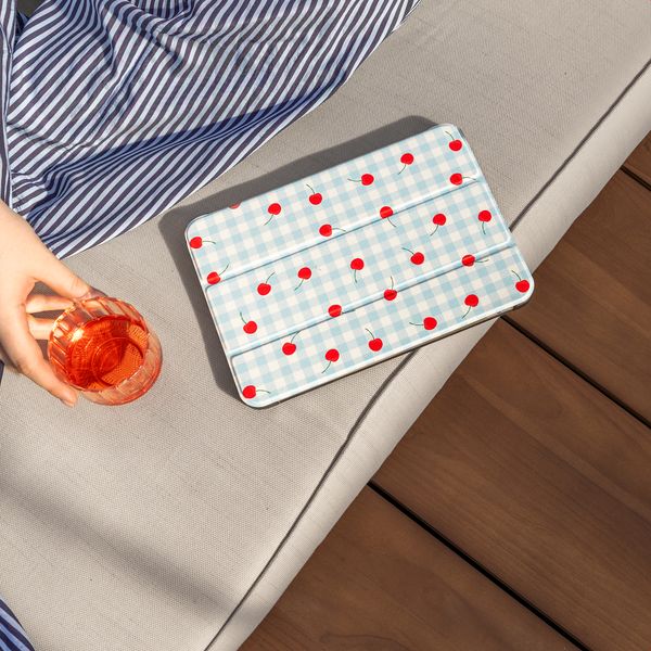 imoshion Design Trifold Klaphülle Apple iPad 9 (2021) 10.2 Zoll / iPad 8 (2020) 10.2 Zoll / iPad 7 (2019) 10.2 Zoll - Cherry Check
