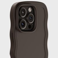 Holdit Wavy Case für das Apple iPhone 16 Pro - Chocolate