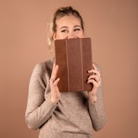 Selencia Nuria ﻿Trifold Klapphülle aus veganem Leder iPad Air 11 Zoll (2024) M2 / Air 5 (2022) / Air 4 (2020)