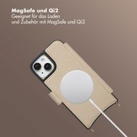 Selencia Riva Bookcase mit MagSafe und Handgelenkband Apple iPhone 15 - Beige