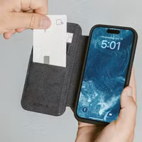 Nomad Modern Leather Folio Klapphülle für das Apple iPhone 16 Pro - Brown