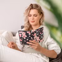 imoshion Design Slim Hard Case Sleepcover mit Stand Kobo Libra 2 / Tolino Vision 6 - Blossom Watercolor Black