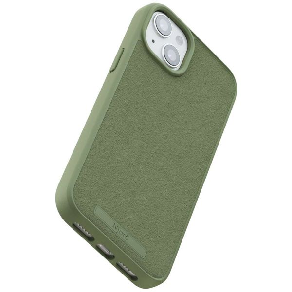 Njorð Collections Wildleder Comfort+ Case MagSafe für das iPhone 15 Plus - Olive