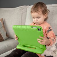 imoshion Hülle mit Handgriff kindersicher iPad Air 5 (2022) / Air 4 (2020) - Grün