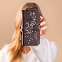 imoshion Design TPU Klapphülle Galaxy S10 - Woman Flower Black