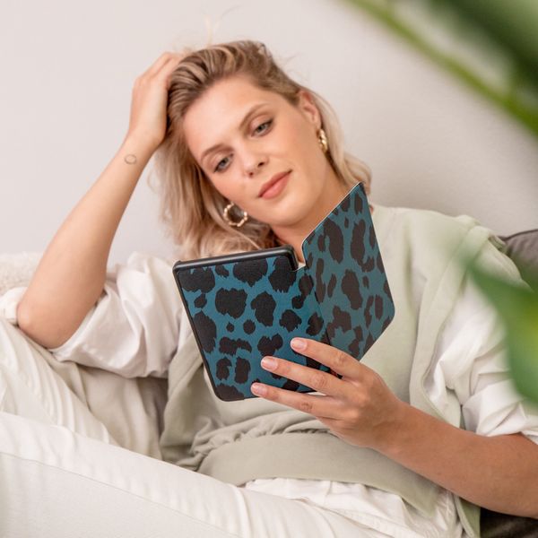 imoshion Design Slim Hard Sleepcover mit Stand für das Tolino Vision 5-Green Leopard