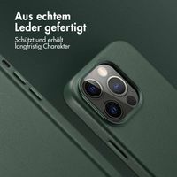 Accezz MagSafe Leather Backcover für das iPhone 13 Pro - Cedar Green