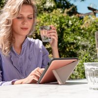 imoshion Klappbare Klapphülle für das Kobo Clara Colour / Kobo Clara BW - Rose Gold