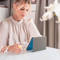 imoshion Slim Hard Case Sleepcover mit Stand für das Kobo Libra Colour / Tolino Vision Color - Hellblau