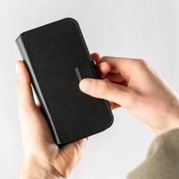 Accezz 2-in-1 Klapphülle aus Leder mit MagSafe für das Apple iPhone 16 Pro Max - Onyx Black