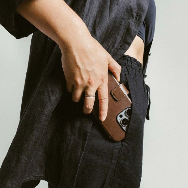 Nomad Modern Leather Folio Klapphülle Apple iPhone 16 - Braun
