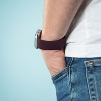 imoshion Silikonband für das Fitbit Versa 4 / 3 / Sense (2) - Dunkelrot