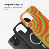 Selencia Vivid Tough Back Cover MagSafe für das iPhone 15 - Wavy Swirl Orange Fern