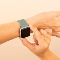 imoshion Silikonband⁺ für die Apple Watch Series 1 bis 9 / SE (38/40/41 mm) | Series 10 (42 mm) - Pine - Größe S/M