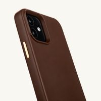 Selencia Rivièra MagSafe Backcover mit abnehmbaren Haken für das Apple iPhone 12 / 12 Pro - Choco Brown + Satin Crush Handykette - Cosmic Candy