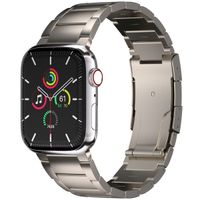 Accezz Mattes Titanstahlarmband für die Apple Watch Series 1 bis 9 / SE (38/40/41 mm) | Series 10 (42 mm) - Titan