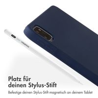 Accezz Liquid Silicone Back Cover mit Stifthalter für das iPad Pro 11 (2018/2020/2021/2022) - Dunkelblau