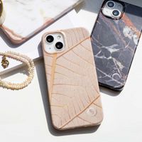 Selencia Aurora Fashion Back Case für das iPhone 12 (Pro) - ﻿Strapazierfähige Hülle - 100 % recycelt - Earth Leaf Beige