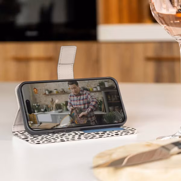 imoshion ﻿Design Klapphülle für das Apple iPhone SE (2022 / 2020) / 8 / 7 / 6(s) - Black And White Dots