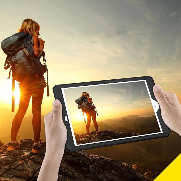 Accezz Robustes Back Case Apple iPad 6 (2018) 9.7 Zoll / iPad 5 (2017) 9.7 Zoll - Schwarz