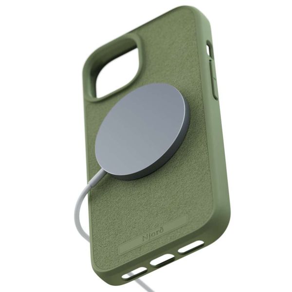 Njorð Collections Wildleder Comfort+ Case MagSafe für das iPhone 15 - Olive