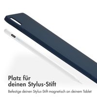 Accezz Liquid Silicone Back Cover mit Stifthalter für das iPad Pro 13 (2024) M4 - Dunkelblau