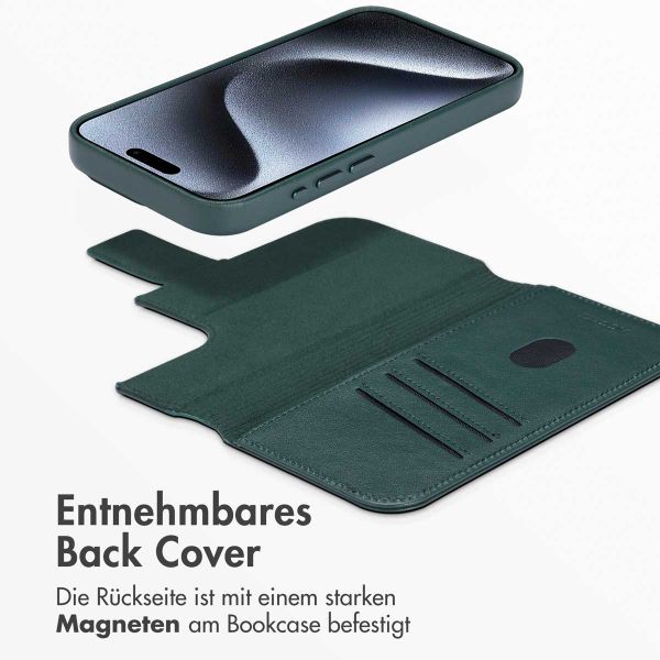 Accezz 2-in-1 Klapphülle aus Leder mit MagSafe für das iPhone 15 Pro - Cedar Green