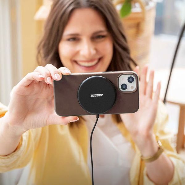 Accezz Liquid Silikoncase mit MagSafe Samsung Galaxy S25 Plus - New Tea Brown